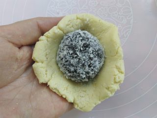 8、“蒸”的好吃不上火——南瓜糯米糍,面团按扁,包上豆沙馅