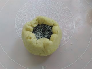 9、“蒸”的好吃不上火——南瓜糯米糍,面团向上收口,为了避免沾模具,面团上滚一层薄薄的手粉