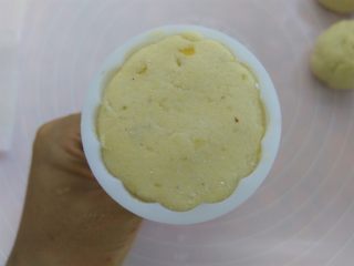 10、“蒸”的好吃不上火——南瓜糯米糍,面团放入50克或者63克的月饼模具