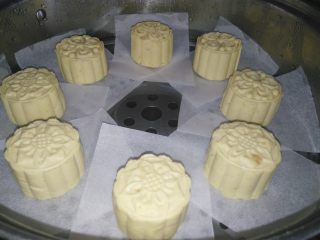 13、“蒸”的好吃不上火——南瓜糯米糍,所有糯米团依次包馅,脱模,放入蒸锅,大火蒸20分钟出锅