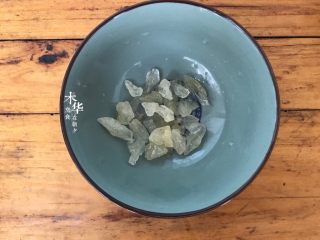 4、香菇焖鸡翅根,黄冰糖备用。