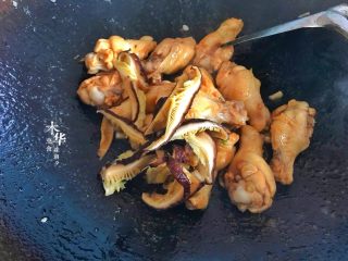 10、香菇焖鸡翅根,加入香菇炒香。
