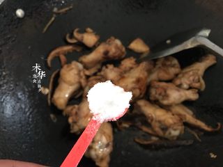 11、香菇焖鸡翅根,加入盐。