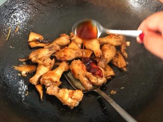 12、香菇焖鸡翅根,加入蚝油。