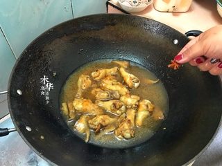 17、香菇焖鸡翅根,加入八角一个。如果上色不够深可以加入半勺老抽。