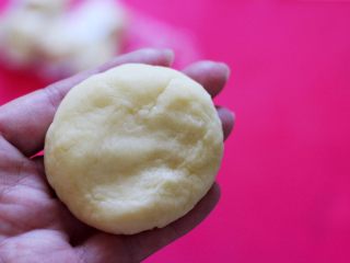 4、好吃到爆的酸奶豆沙酥饼,滚圆后摁扁。