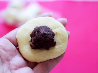 5、好吃到爆的酸奶豆沙酥饼,面皮上加入适量的豆沙馅。