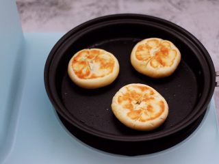 14、好吃到爆的酸奶豆沙酥饼,看见一面煎至金黄色后，再翻过来煎另外一面。