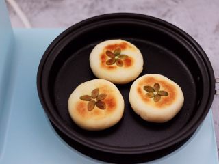 15、好吃到爆的酸奶豆沙酥饼,直至两面都煎至金黄色即可关火。