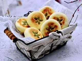 16、好吃到爆的酸奶豆沙酥饼,啦啦啦，酸奶豆沙酥饼出锅咯。