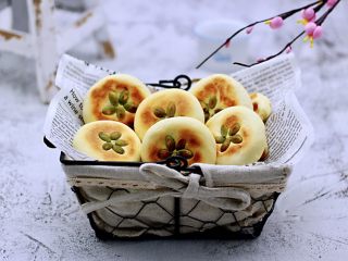 17、好吃到爆的酸奶豆沙酥饼,趁热吃真的是太好吃了。