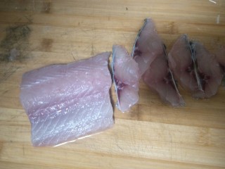 1、生菜鱼片粥,青鱼鱼肚肉切片。