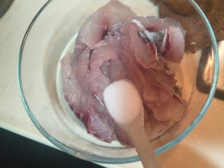 2、生菜鱼片粥,加一勺盐。