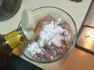 6、生菜鱼片粥,加入一勺麻油。