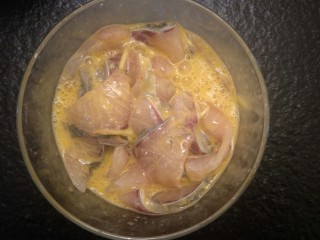 8、生菜鱼片粥,搅拌均匀，腌制一个小时