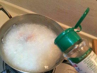 16、生菜鱼片粥,倒入黑胡椒。