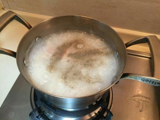 17、生菜鱼片粥,适量黑胡椒调味。