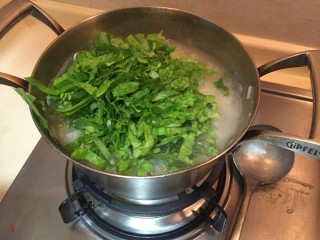 18、生菜鱼片粥,放入生菜。