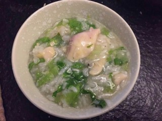 23、生菜鱼片粥,美味可口。又鲜又香。鱼片很嫩粥很鲜。