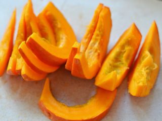 1、南瓜糕,南瓜洗干净对半切开，去掉里面的籽，将南瓜分切成块