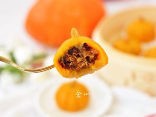 2、南瓜糕,软糯糯的外皮，甜甜的蜜豆，还有淡淡的南瓜清香