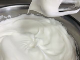 6、红丝绒蛋糕卷,打到拉起打蛋器形成比较大的弯钩就可以了。湿性发泡的状态如图。