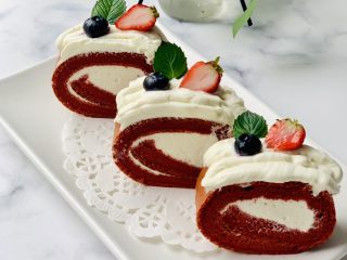 12、红丝绒蛋糕卷,我把剩余的一点奶油放在了蛋糕的表面。天气太热开始融化。