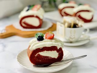 13、红丝绒蛋糕卷,不能再玩了开吃????一杯咖啡☕️一块蛋糕????开启一个人的下午茶