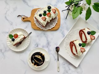 14、红丝绒蛋糕卷,自制蛋糕不仅健康卫生，美味也不减分。今天分享这款零失败的奶油蛋糕卷的做法，您看一遍准会，学会这个，家人想吃蛋糕的时候可以轻松做，相信您的家人一定会感到很幸福的哦~