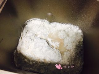 1、葱花火腿卷,面粉,白糖,水和酵母放入面包机