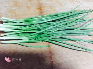 3、葱花火腿卷,小葱一把,洗干净控水