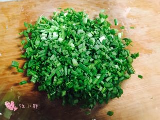 4、葱花火腿卷,切成葱花待用