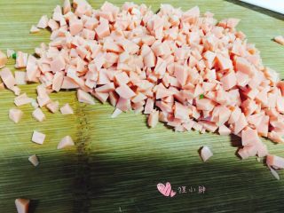 6、葱花火腿卷,切丁,切小点,不然等下整形的时候容易掉