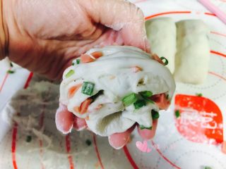17、葱花火腿卷,绕着手指弯下来,底部捏紧