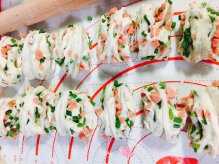 18、葱花火腿卷,依次全部捏好