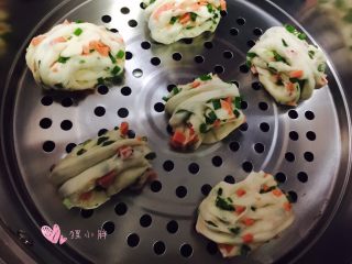19、葱花火腿卷,蒸锅里加点水,盖上盖子醒发