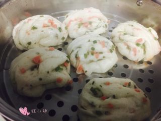 21、葱花火腿卷,锅里烧水,水烧开后放入花卷,10-15分钟即可,蒸好后关火不要立即开锅盖,焖一会再开