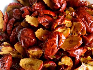 3、五谷杂粮八宝粽,红枣洗净,切片,去核。