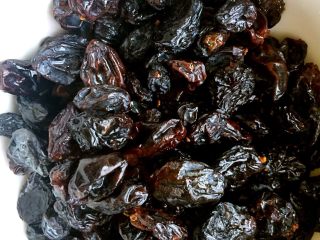 4、五谷杂粮八宝粽,黑加仑洗净,去蒂和硬梗。