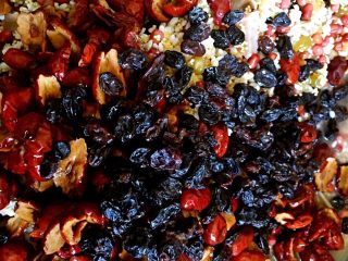 5、五谷杂粮八宝粽,红薯干切成小段,将蜜豆,红枣肉,黑加仑,白糖等所有材料混合搅拌均匀。