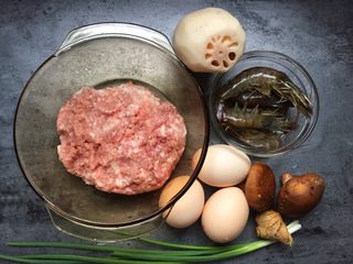 1、早餐-藕盒抱蛋,准备材料如图。