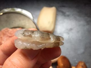 2、早餐-藕盒抱蛋,虾去头、去壳、开背抽线，洗净。