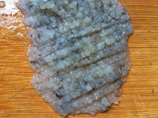3、早餐-藕盒抱蛋,将虾剁成泥。