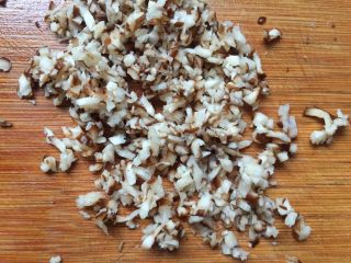 4、早餐-藕盒抱蛋,香菇洗净切成小碎末。