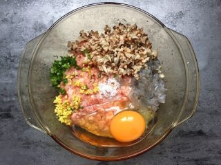 5、早餐-藕盒抱蛋,小葱、姜切成碎末，连同1个鸡蛋，适量盐，虾泥，香菇碎一同倒入肉末中拌匀。