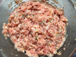 6、早餐-藕盒抱蛋,拌好的肉馅如图。