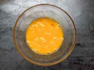 7、早餐-藕盒抱蛋,另外两个鸡蛋打散备用。