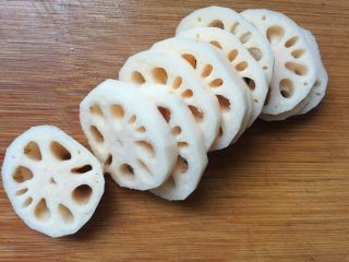 8、早餐-藕盒抱蛋,将藕切片。