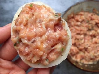 9、早餐-藕盒抱蛋,在一片藕表面均匀填上一层肉馅。