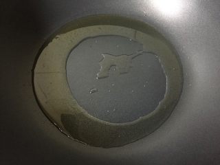 11、早餐-藕盒抱蛋,热锅倒油烧至八成热。